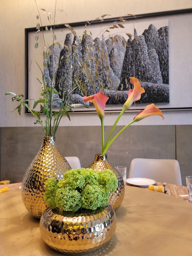 1st element of a tablescape - centrepiece made out of gold vases